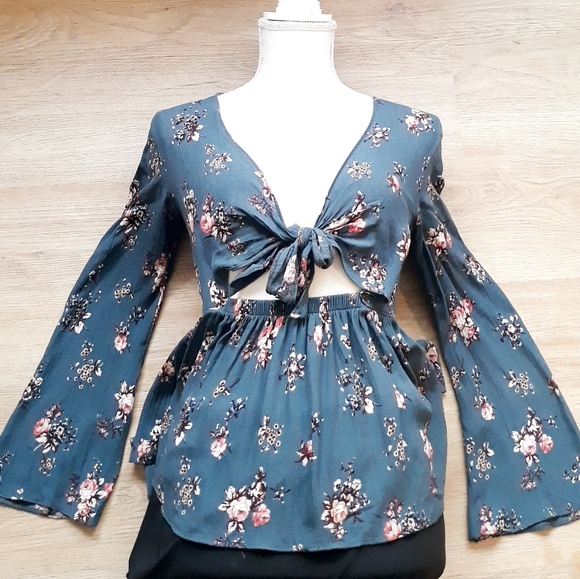 American Eagle Floral Front Tie Midriff Cut Out Blouse - Size XS Blue Top - Picture 10 of 12